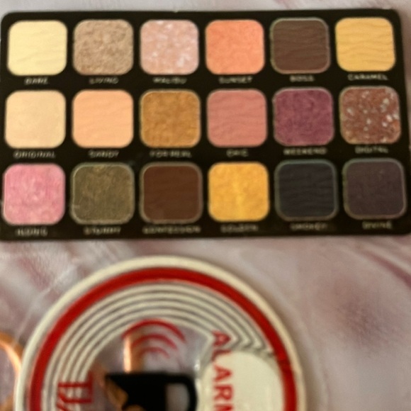 Revolution: Makeup Revolution Forever Flawless Palette- Nude - Picture 9 of 16